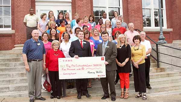 Wells Fargo presents grant funds to art center The Troy