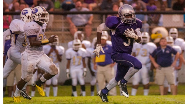  Pike County’s Ryshaun Hall outruns the Goshen defense in Friday’s 49-13 win over the Eagles (Photo/Joey Meredith)