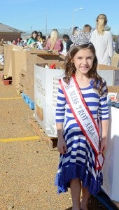 MESSENGER PHOTO/COURTNEY PATTERSON Little Miss Troy Area volunteered to pass out food during the ministry event.